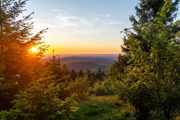 News Bilder des Tages Warmes Maiwetter im Taunus Blick vom Großen Feldberg im Taunus aus in den Sonnenuntergang., Schmitten Hessen Deutschland