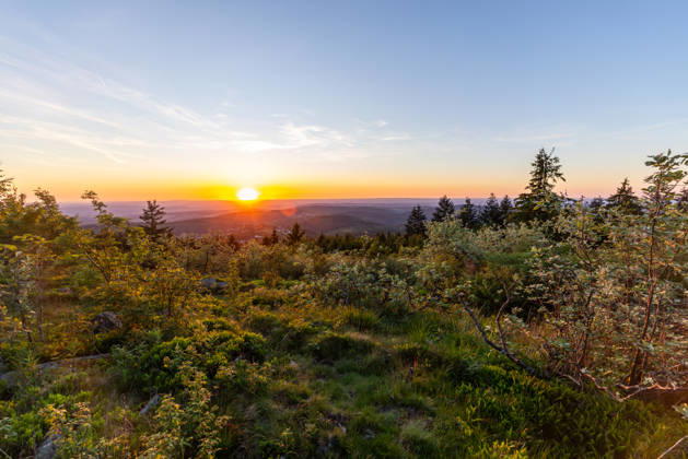 Warmes Maiwetter im Taunus Blick vom Großen Feldberg im Taunus aus in den Sonnenuntergang., Schmitten Hessen Deutschland