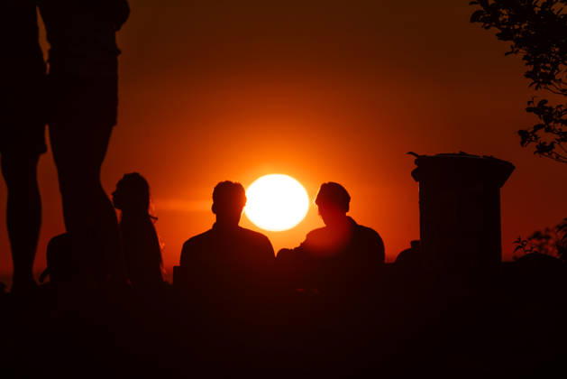 Warmes Maiwetter im Taunus Menschen beobachten vom Großen Feldberg im Taunus aus den Sonnenuntergang., Schmitten Hessen Deutschland