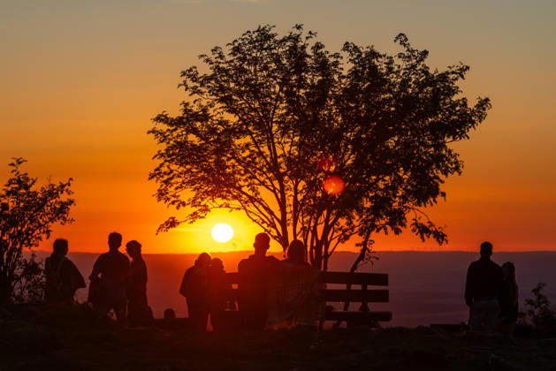 Warmes Maiwetter im Taunus Menschen beobachten vom Großen Feldberg im Taunus aus den Sonnenuntergang., Schmitten Hessen Deutschland