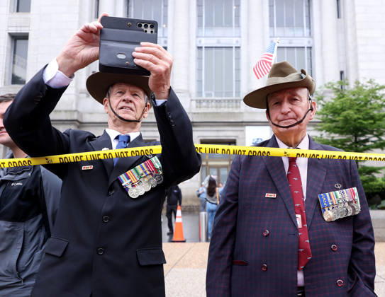 May 25, 2026, Washington, District Of Columbia, USA: Veterans with American flags watch the National Memorial Day Parade in Washington, DC, USA, on May 25, 2026. The parade has been held annually since 2005, marking its 21st anniversary. Washington USA  - ZUMAs337 20260525_znp_s337_029 Copyright: xGentxShkullakux