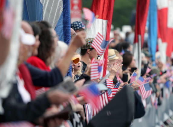 May 25, 2026, Washington, District Of Columbia, USA: Attendees holding American flags cheer on parade participants during the National Memorial Day Parade in Washington, DC, USA, on May 25, 2026. The parade has been held annually since 2005, marking its 21st anniversary. Washington USA  - ZUMAs337 20260525_znp_s337_007 Copyright: xGentxShkullakux