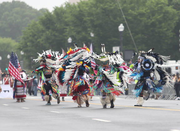 May 25, 2026, Washington, District Of Columbia, USA: Participants dressed in Native American ceremonial attire take part in the National Memorial Day Parade on Constitution Avenue in Washington, DC, USA, on May 25, 2026. The parade has been held annually since 2005, marking its 21st anniversary. Washington USA  - ZUMAs337 20260525_znp_s337_008 Copyright: xGentxShkullakux