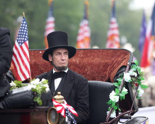 May 25, 2026, Washington, District Of Columbia, USA: A man dressed as President Abraham Lincoln takes part in the National Memorial Day Parade on Constitution Avenue in Washington, DC, USA, on May 25, 2026. The parade has been held annually since 2005, marking its 21st anniversary. Washington USA  - ZUMAs337 20260525_znp_s337_004 Copyright: xGentxShkullakux