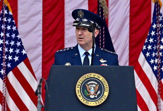 May 25, 2026, Arlington, Virginia, USA: United States Air Force General Dan Caine, Chair, Joint Chiefs of Staff, delivers remarks in the Amphitheater after laying a wreath at the Tomb of the Unknowns at Arlington National Cemetery in Arlington, Virginia on Memorial Day, Monday, May 25, 2026 Arlington USA - ZUMAs152 20260525_faa_s152_042 Copyright: xKylexMazzax-xPoolxviaxCNPx