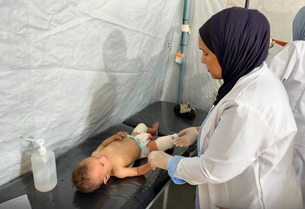 Injured children receive medical care at the Kuwaiti field hospital for treatment after an Israeli airstrike on tents sheltering displaced families in the Mawasi area, despite a cease-fire agreement in Khan Younis, Gaza Strip, Palestine, Monday, May 25, 2026. The strike killed a six-year-old boy and a woman, and wounded 20 others, mostly children and women, Medical sources said.  GAZ2026052504 Kuwaitixfieldxhospital