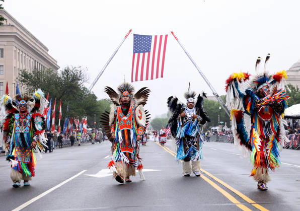May 25, 2026, Washington, District Of Columbia, USA: Participants dressed in Native American ceremonial attire take part in the National Memorial Day Parade on Constitution Avenue in Washington, DC, USA, on May 25, 2026. The parade has been held annually since 2005, marking its 21st anniversary. Washington USA - ZUMAs337 20260525_znp_s337_028 Copyright: xGentxShkullakux