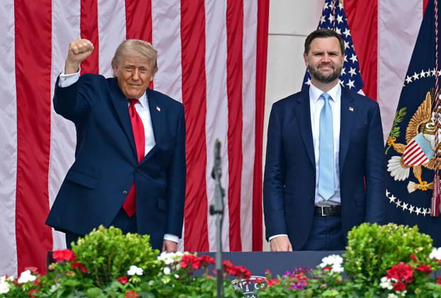 May 25, 2026, Arlington, Virginia, USA: President DONALD J TRUMP gestures to the crowd as US Vice President JD VANCE looks on prior to delivering remarks in the Amphitheater after laying a wreath at the Tomb of the Unknowns at Arlington National Cemetery in Arlington. Arlington USA - ZUMAs152 20260525_faa_s152_049 Copyright: xKylexMazzax-xPoolxviaxCNPx
