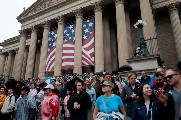 May 25, 2026, Washington, District Of Columbia, USA: Crowds gather in Washington, D.C., for the Memorial Day Parade as marching groups, veterans organizations, and community participants commemorate the national holiday honoring military service and sacrifice. Washington USA - ZUMAh210 20260525_znp_h210_018 Copyright: xDavidxHansenx