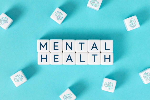 Das Wort ?Psychische Gesundheit? auf Blöcken, umgeben von Gehirn-Symbolen auf blauem Hintergrund Mental health word on cube blocks surrounded by brain icons on blue background (License=RF) Copyright: xZoonar.com AndresxVictorerox 25089968