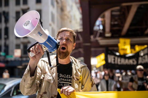 May 25, 2026, Chicago, Illinois, USA: Army Veteran AARON HUGHES chanting into a loud speaker on Memorial Day, with over a hundred protesters in Downtown Chicago for a Veterans Against War demonstration by About Face Chicago USA - ZUMAr170 20260525_znp_r170_015 Copyright: xChrisxRihax