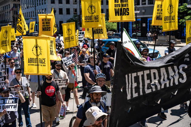 May 25, 2026, Chicago, Illinois, USA: American Veterans and families with About Face carrying banners as they march down Wacker Drive in Downtown Chicago for Memorial Day to protest continued US Wars around the world. Chicago USA - ZUMAr170 20260525_znp_r170_010 Copyright: xChrisxRihax