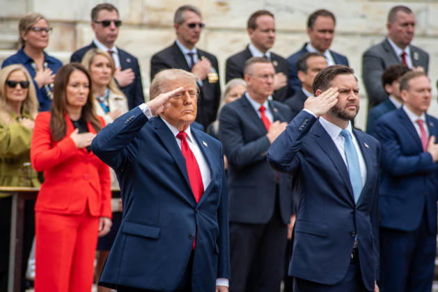 May 25, 2026, Arlington, Va, United States of America: U.S. President Donald Trump, left, alongside Vice President JD Vance, right, salute during a wreath ceremony at the Tomb of the Unknown Soldier during the annual Memorial Day Observance at Arlington National Cemetery, May 25, 2026 in Arlington, Virginia. Arlington United States of America - ZUMAp138 20260525_zaa_p138_010 Copyright: xSsgt.xAntonyxMartinez UsxArmyx