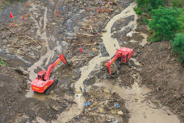 CHONGQING, CHINA - MAY 25: Rescuers carry out search and rescue work at the disaster-hit area after a heavy rainstorm hit Yongchuan District on May 25, 2026 in Chongqing, China. Record-breaking torrential rain battered Yongchuan District in southwest China s Chongqing Municipality from late May 23 to May 24, triggering flash floods, landslides and mudslides. Rescue operations are still underway as multiple towns and subdistricts suffered severe damage.  Copyright: xChinaxNewsxServicex 111643998120