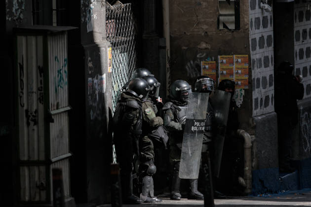 Protest held in La Paz calling for the resignation of Bolivian President Rodrigo Paz LA PAZ, BOLIVIA - MAY 25: Police take cover during clashes between police and protesters demanding the resignation of Bolivian President Rodrigo Paz in La Paz, Bolivia, on May 25, 2026. Jorge Mateo Romay Salinas Anadolu La Paz Bolivia. Editorial use only. Please get in touch for any other usage.  Copyright: x2026xAnadoluxJorgexMateoxRomayxSalinasx