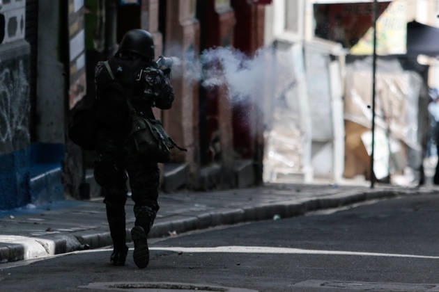 Protest held in La Paz calling for the resignation of Bolivian President Rodrigo Paz LA PAZ, BOLIVIA - MAY 25: A police officer fires tear gas at protesters demanding the resignation of Bolivian President Rodrigo Paz in La Paz, Bolivia, on May 25, 2026. Jorge Mateo Romay Salinas Anadolu La Paz Bolivia. Editorial use only. Please get in touch for any other usage.  Copyright: x2026xAnadoluxJorgexMateoxRomayxSalinasx