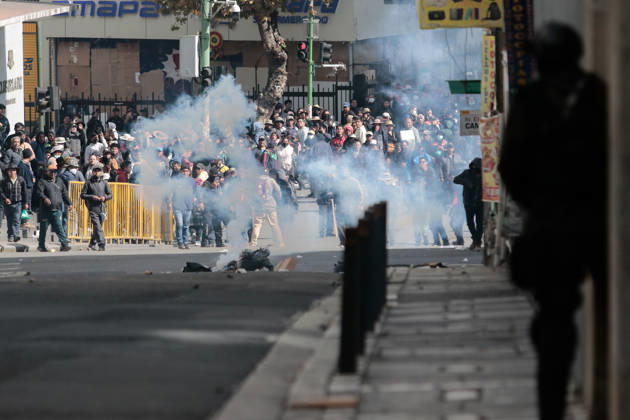 Protest held in La Paz calling for the resignation of Bolivian President Rodrigo Paz LA PAZ, BOLIVIA - MAY 25: Protesters shield themselves from tear gas during clashes between police and protesters demanding the resignation of Bolivian President Rodrigo Paz in La Paz, Bolivia, on May 25, 2026. Jorge Mateo Romay Salinas Anadolu La Paz Bolivia. Editorial use only. Please get in touch for any other usage.  Copyright: x2026xAnadoluxJorgexMateoxRomayxSalinasx