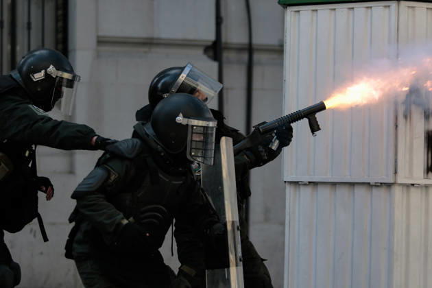 Protest held in La Paz calling for the resignation of Bolivian President Rodrigo Paz LA PAZ, BOLIVIA - MAY 25: A police officer fires tear gas at protesters demanding the resignation of Bolivian President Rodrigo Paz in La Paz, Bolivia, on May 25, 2026. Jorge Mateo Romay Salinas Anadolu La Paz Bolivia. Editorial use only. Please get in touch for any other usage.  Copyright: x2026xAnadoluxJorgexMateoxRomayxSalinasx