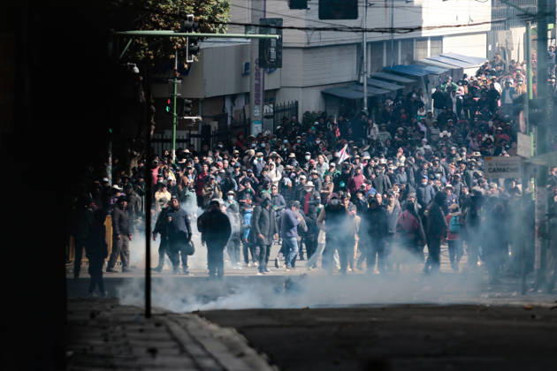 Protest held in La Paz calling for the resignation of Bolivian President Rodrigo Paz LA PAZ, BOLIVIA - MAY 25: Protesters shield themselves from tear gas during clashes between police and protesters demanding the resignation of Bolivian President Rodrigo Paz in La Paz, Bolivia, on May 25, 2026. Jorge Mateo Romay Salinas Anadolu La Paz Bolivia. Editorial use only. Please get in touch for any other usage.  Copyright: x2026xAnadoluxJorgexMateoxRomayxSalinasx