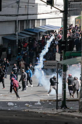 Protest held in La Paz calling for the resignation of Bolivian President Rodrigo Paz LA PAZ, BOLIVIA - MAY 25: A protester throws a tear gas during clashes between police and protesters demanding the resignation of Bolivian President Rodrigo Paz in La Paz, Bolivia, on May 25, 2026. Jorge Mateo Romay Salinas Anadolu La Paz Bolivia. Editorial use only. Please get in touch for any other usage.  Copyright: x2026xAnadoluxJorgexMateoxRomayxSalinasx