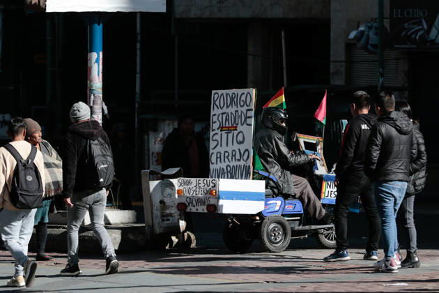 Protest held in La Paz calling for the resignation of Bolivian President Rodrigo Paz LA PAZ, BOLIVIA - MAY 25: A man rides a motorcycle with a poster supporting the government during clashes between police and protesters demanding the resignation of Bolivian President Rodrigo Paz in La Paz, Bolivia, on May 25, 2026. Jorge Mateo Romay Salinas Anadolu La Paz Bolivia. Editorial use only. Please get in touch for any other usage.  Copyright: x2026xAnadoluxJorgexMateoxRomayxSalinasx