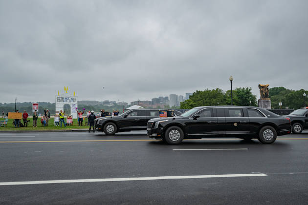 May 25, 2026, Washington, District Of Columbia, United States: President DONALD TRUMP passes protesters along the motorcade route on his way to Arlington National Cemetery for Memorial Day events. Washington United States - ZUMAk206 20260525_znp_k206_018 Copyright: xMattxKaminskyx