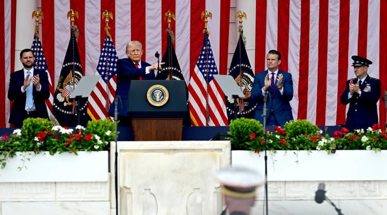 Trump Remarks on Memorial Day at Arlington National Cemetery United States Vice President JD Vance, left, United States Secretary of War Pete Hegseth, right center, and United States Air Force General Dan Caine, Chair, Joint Chiefs of Staff applaud as US President Donald J Trump, left center, delivers remarks in the Amphitheater after laying a wreath at the Tomb of the Unknowns at Arlington National Cemetery in Arlington, Virginia on Memorial Day, Monday, May 25, 2026. Credit: CNP AdMedia Arlington Virginia United States of America EDITORIAL USE ONLY Copyright: xx AdMediax admphotostwo992172