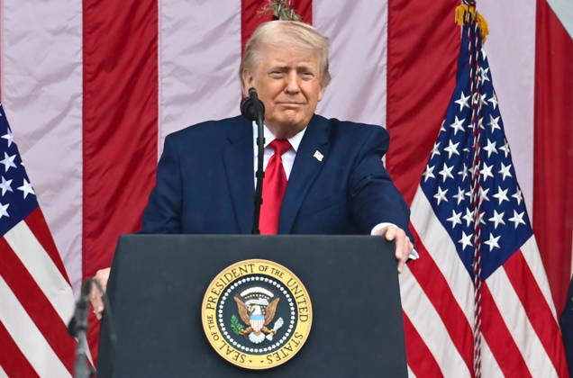 Trump Remarks on Memorial Day at Arlington National Cemetery United States President Donald J Trump delivers remarks in the Amphitheater after laying a wreath at the Tomb of the Unknowns at Arlington National Cemetery in Arlington, Virginia on Memorial Day, Monday, May 25, 2026. Credit: CNP AdMedia Arlington Virginia United States of America EDITORIAL USE ONLY  Copyright: xx AdMediax admphotostwo992165