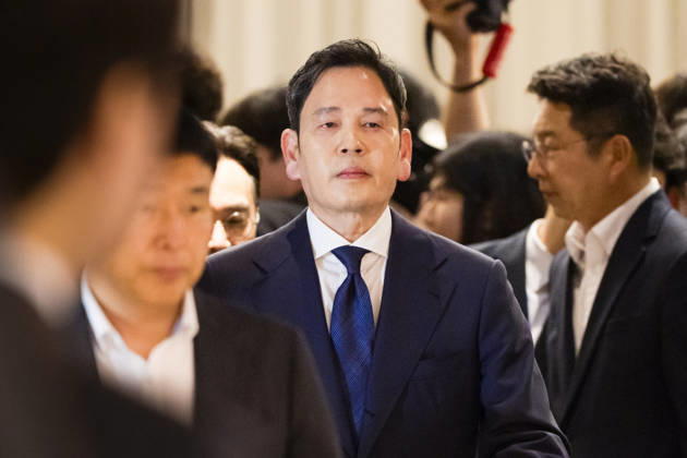 May 26, 2026, Seoul, South Korea: CHUNG YONG-JIN, chairman of the South Korean conglomerate Shinsegae, leaves a press conference after publicly apologizing on Tuesday, May 26, 2026 in Seoul, South Korea after Starbucks Korea, operated by Sinsegae, held a controversial â€oeTank Day†promotion for the coffee chainâ€⠢s Tank Series tumblers. The campaign provoked widespread backlash for apparent references to the Gwangju Massacre in which the military government killed hundreds of pro-democracy civilian protesters in May 1980. Seoul South Korea - ZUMAh163 20260526_znp_h163_005 Copyright: xJintakxHanx