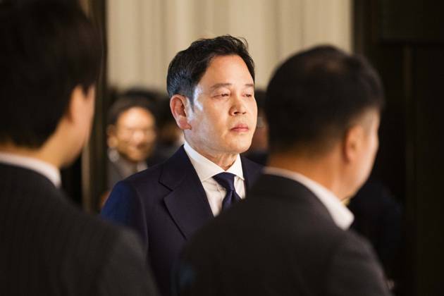 May 26, 2026, Seoul, South Korea: CHUNG YONG-JIN, chairman of the South Korean conglomerate Shinsegae, leaves a press conference after publicly apologizing on Tuesday, May 26, 2026 in Seoul, South Korea after Starbucks Korea, operated by Sinsegae, held a controversial â€oeTank Day†promotion for the coffee chainâ€⠢s Tank Series tumblers. The campaign provoked widespread backlash for apparent references to the Gwangju Massacre in which the military government killed hundreds of pro-democracy civilian protesters in May 1980. Seoul South Korea - ZUMAh163 20260526_znp_h163_006 Copyright: xJintakxHanx