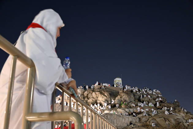 Pilgrims gather at Mount Arafat in Arafat ahead of Hajj MECCA, SAUDI ARABIA - MAY 26: Muslim pilgrims gather at Jabal al-Rahmah (Mount of Mercy) in the Arafat region near Mecca, Saudi Arabia, on May 26, 2026. Arriving since the previous evening at the area located about 25 kilometers from Mecca, pilgrims spend the night in prayer and devotion before performing the Waqfah, the most essential pillar of the Hajj pilgrimage. Ali Atmaca Anadolu Mecca Saudi Arabia. Editorial use only. Please get in touch for any other usage.  Copyright: x2026xAnadoluxAlixAtmacax