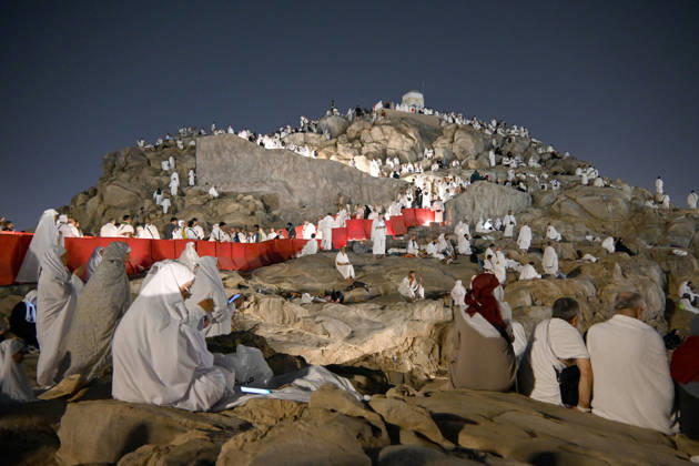 Pilgrims gather at Mount Arafat in Arafat ahead of Hajj MECCA, SAUDI ARABIA - MAY 26: Muslim pilgrims gather at Jabal al-Rahmah (Mount of Mercy) in the Arafat region near Mecca, Saudi Arabia, on May 26, 2026. Arriving since the previous evening at the area located about 25 kilometers from Mecca, pilgrims spend the night in prayer and devotion before performing the Waqfah, the most essential pillar of the Hajj pilgrimage. Ali Atmaca Anadolu Mecca Saudi Arabia. Editorial use only. Please get in touch for any other usage.  Copyright: x2026xAnadoluxAlixAtmacax
