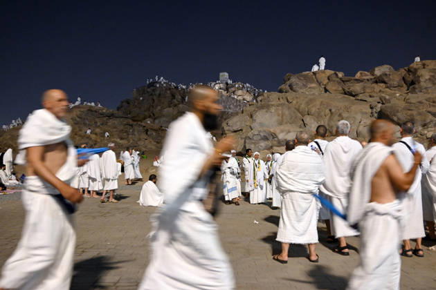 Pilgrims gather at Mount Arafat in Arafat ahead of Hajj MECCA, SAUDI ARABIA - MAY 26: Muslim pilgrims gather at Jabal al-Rahmah (Mount of Mercy) in the Arafat region near Mecca, Saudi Arabia, on May 26, 2026. Arriving since the previous evening at the area located about 25 kilometers from Mecca, pilgrims spend the night in prayer and devotion before performing the Waqfah, the most essential pillar of the Hajj pilgrimage. Ali Atmaca Anadolu Mecca Saudi Arabia. Editorial use only. Please get in touch for any other usage.  Copyright: x2026xAnadoluxAlixAtmacax
