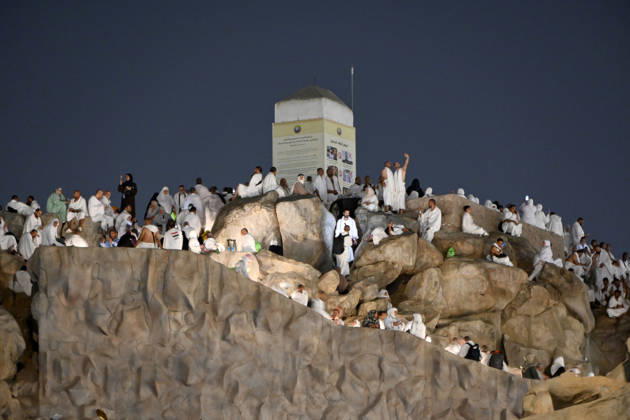 Pilgrims gather at Mount Arafat in Arafat ahead of Hajj MECCA, SAUDI ARABIA - MAY 26: Muslim pilgrims gather at Jabal al-Rahmah (Mount of Mercy) in the Arafat region near Mecca, Saudi Arabia, on May 26, 2026. Arriving since the previous evening at the area located about 25 kilometers from Mecca, pilgrims spend the night in prayer and devotion before performing the Waqfah, the most essential pillar of the Hajj pilgrimage. Ali Atmaca Anadolu Mecca Saudi Arabia. Editorial use only. Please get in touch for any other usage.  Copyright: x2026xAnadoluxAlixAtmacax