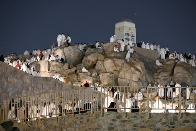 Pilgrims gather at Mount Arafat in Arafat ahead of Hajj MECCA, SAUDI ARABIA - MAY 26: Muslim pilgrims gather at Jabal al-Rahmah (Mount of Mercy) in the Arafat region near Mecca, Saudi Arabia, on May 26, 2026. Arriving since the previous evening at the area located about 25 kilometers from Mecca, pilgrims spend the night in prayer and devotion before performing the Waqfah, the most essential pillar of the Hajj pilgrimage. Ali Atmaca Anadolu Mecca Saudi Arabia. Editorial use only. Please get in touch for any other usage.  Copyright: x2026xAnadoluxAlixAtmacax