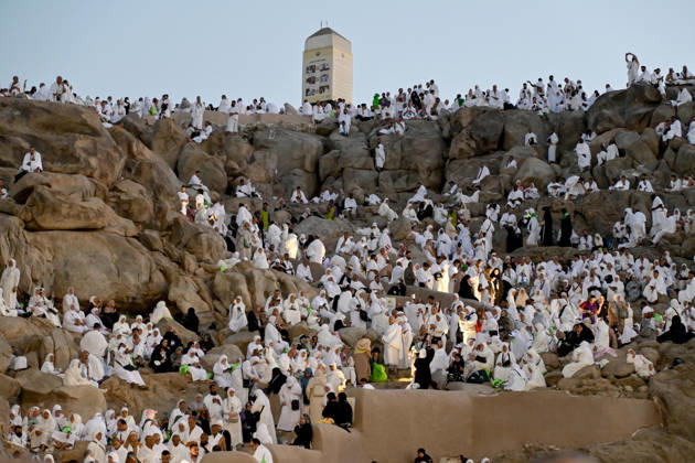 Pilgrims gather at Mount Arafat in Arafat ahead of Hajj MECCA, SAUDI ARABIA - MAY 26: Muslim pilgrims gather at Jabal al-Rahmah (Mount of Mercy) in the Arafat region near Mecca, Saudi Arabia, on May 26, 2026. Arriving since the previous evening at the area located about 25 kilometers from Mecca, pilgrims spend the night in prayer and devotion before performing the Waqfah, the most essential pillar of the Hajj pilgrimage. Ali Atmaca Anadolu Mecca Saudi Arabia. Editorial use only. Please get in touch for any other usage.  Copyright: x2026xAnadoluxAlixAtmacax