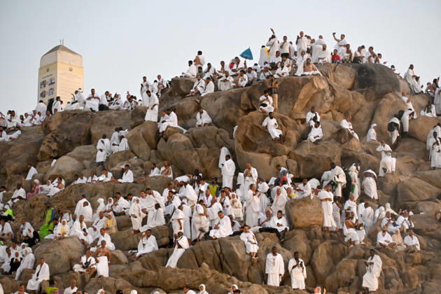 Pilgrims gather at Mount Arafat in Arafat ahead of Hajj MECCA, SAUDI ARABIA - MAY 26: Muslim pilgrims gather at Jabal al-Rahmah (Mount of Mercy) in the Arafat region near Mecca, Saudi Arabia, on May 26, 2026. Arriving since the previous evening at the area located about 25 kilometers from Mecca, pilgrims spend the night in prayer and devotion before performing the Waqfah, the most essential pillar of the Hajj pilgrimage. Ali Atmaca Anadolu Mecca Saudi Arabia. Editorial use only. Please get in touch for any other usage.  Copyright: x2026xAnadoluxAlixAtmacax