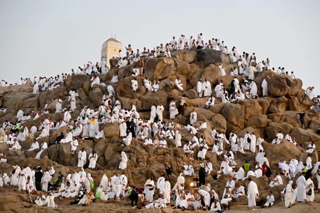 Pilgrims gather at Mount Arafat in Arafat ahead of Hajj MECCA, SAUDI ARABIA - MAY 26: Muslim pilgrims gather at Jabal al-Rahmah (Mount of Mercy) in the Arafat region near Mecca, Saudi Arabia, on May 26, 2026. Arriving since the previous evening at the area located about 25 kilometers from Mecca, pilgrims spend the night in prayer and devotion before performing the Waqfah, the most essential pillar of the Hajj pilgrimage. Ali Atmaca Anadolu Mecca Saudi Arabia. Editorial use only. Please get in touch for any other usage.  Copyright: x2026xAnadoluxAlixAtmacax
