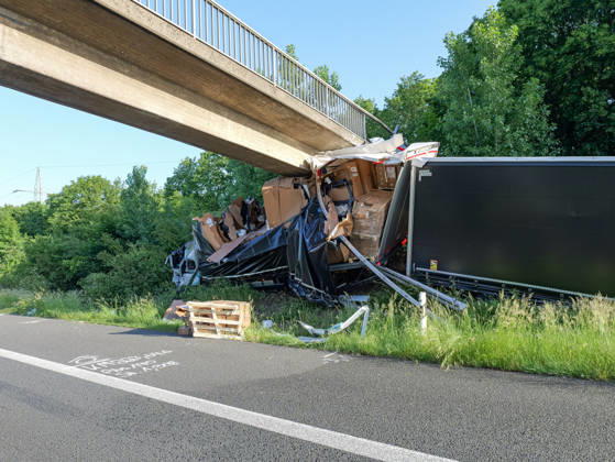 Tödlicher LKW-Unfall auf A2 bei Hannover Zwei Menschen kamen bei einem tödlichen Unfall auf der A2 um Leben, als ihr LKW gegen eine Fußgängerbrücke prallte. Copyright: xBerndxGüntherx