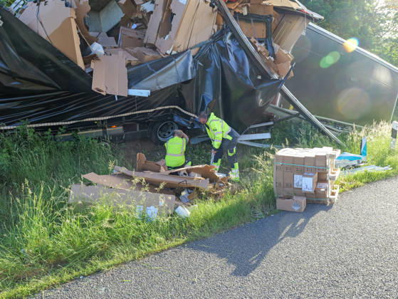 Tödlicher LKW-Unfall auf A2 bei Hannover Zwei Menschen kamen bei einem tödlichen Unfall auf der A2 um Leben, als ihr LKW gegen eine Fußgängerbrücke prallte. Copyright: xBerndxGüntherx