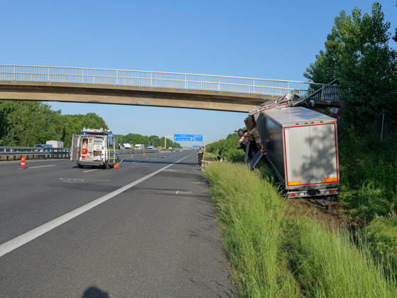 Tödlicher LKW-Unfall auf A2 bei Hannover Zwei Menschen kamen bei einem tödlichen Unfall auf der A2 um Leben, als ihr LKW gegen eine Fußgängerbrücke prallte. Copyright: xBerndxGüntherx