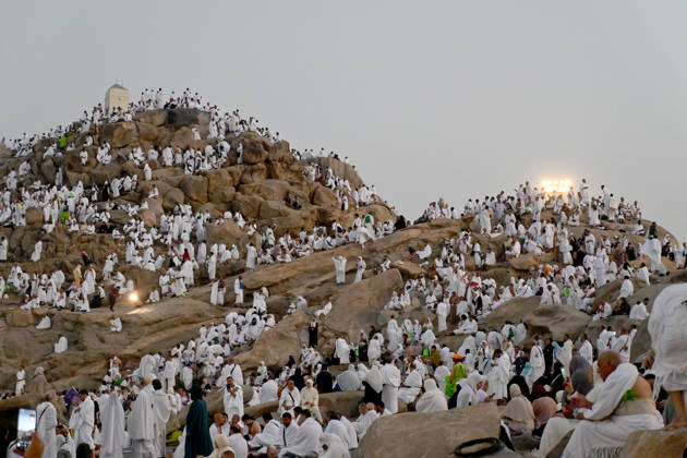 Prospective Muslim pilgrims at Arafat in Mecca MECCA, SAUDI ARABIA - MAY 26: Prospective pilgrims arrive at the Mount Arafat (Mountain of Mercy) to perform wuquf, considered as the most essential pillar of the Hajj, as Muslims from all over the world continue their worship to fulfill the Hajj pilgrimage in Mecca, Saudi Arabia on May 26, 2026. Pilgrims arriving in the Arafat area spend the night praying and worshipping. Ali Atmaca Anadolu Mecca Saudi Arabia. Editorial use only. Please get in touch for any other usage.  Copyright: x2026xAnadoluxAlixAtmacax