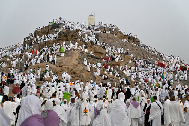 Prospective Muslim pilgrims at Arafat in Mecca MECCA, SAUDI ARABIA - MAY 26: Prospective pilgrims arrive at the Mount Arafat (Mountain of Mercy) to perform wuquf, considered as the most essential pillar of the Hajj, as Muslims from all over the world continue their worship to fulfill the Hajj pilgrimage in Mecca, Saudi Arabia on May 26, 2026. Pilgrims arriving in the Arafat area spend the night praying and worshipping. Ali Atmaca Anadolu Mecca Saudi Arabia. Editorial use only. Please get in touch for any other usage.  Copyright: x2026xAnadoluxAlixAtmacax