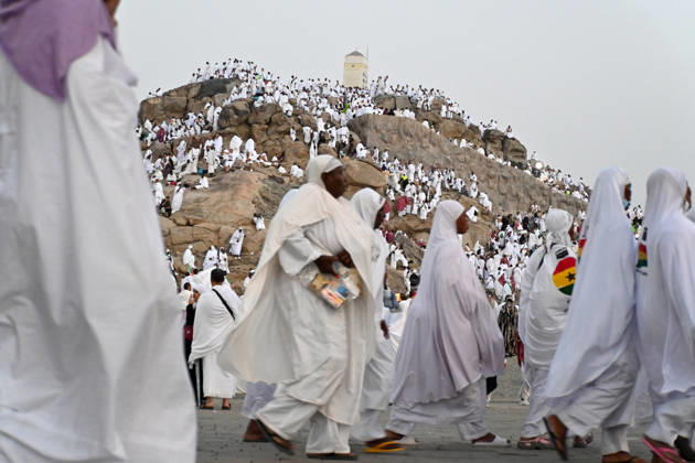 Prospective Muslim pilgrims at Arafat in Mecca MECCA, SAUDI ARABIA - MAY 26: Prospective pilgrims arrive at the Mount Arafat (Mountain of Mercy) to perform wuquf, considered as the most essential pillar of the Hajj, as Muslims from all over the world continue their worship to fulfill the Hajj pilgrimage in Mecca, Saudi Arabia on May 26, 2026. Pilgrims arriving in the Arafat area spend the night praying and worshipping. Ali Atmaca Anadolu Mecca Saudi Arabia. Editorial use only. Please get in touch for any other usage.  Copyright: x2026xAnadoluxAlixAtmacax
