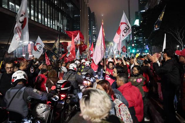 Protest for the end of the 6x1 work schedule in Sao Paulo Protest for the end of the 6x1 work schedule in Sao Paulo Demonstrators invade the lane of Paulista Avenue during the protest against the 6x1 work schedule and are contained by the police, this Monday, May 25, 2026. SAO PAULO SAO PAULO BRAZIL Copyright: xMarinaxUezimax SAO PAULO SAO PAULO BRAZIL Copyright: xIMAGO MarinaxUezimax