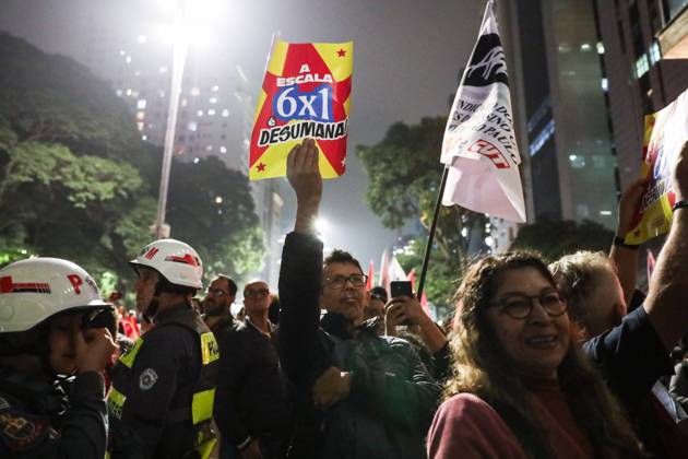 Protest for the end of the 6x1 work schedule in Sao Paulo Protest for the end of the 6x1 work schedule in Sao Paulo Labor and social movements are calling for an end to the 6x1 work schedule and a reduction in working hours without a reduction in pay, on Paulista Avenue, in the central region of Sao Paulo, this Monday, May 25, 2026 SAO PAULO SAO PAULO BRAZIL Copyright: xMarinaxUezimax SAO PAULO SAO PAULO BRAZIL Copyright: xIMAGO MarinaxUezimax