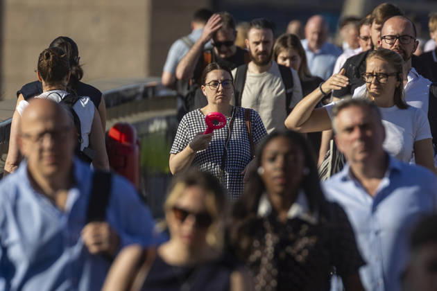 May 26, 2026, London, London, UK: London, UK. A commuter crossing London Bridge cools down with an electric handheld fan. According to the weather office, it will be another fine and dry day. High of 35Ã‚Â°C. London UK  - ZUMAl94_ 20260526_zaf_l94_004 Copyright: xMarcinxNowakx