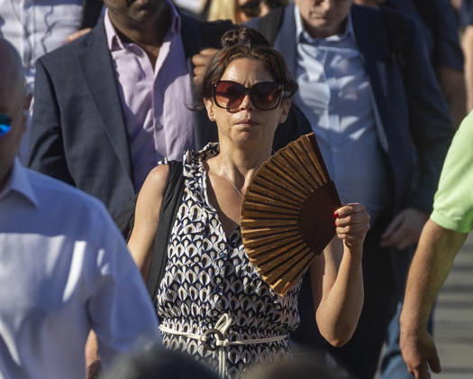 May 26, 2026, London, London, UK: London, UK. A commuter crossing London Bridge cools down with a folding fan. According to the weather office, it will be another fine and dry day. High of 35Ã‚Â°C. London UK  - ZUMAl94_ 20260526_zaf_l94_009 Copyright: xMarcinxNowakx