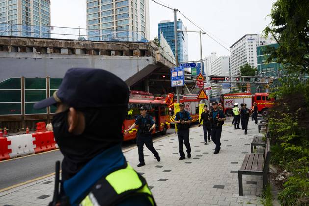 May 26, 2026, Seoul, South Korea: First responders search the site of the collapsed Seosomun Overpass in Seoul, South Korea on Tuesday, May 26, 2026. Multiple workers were caught in the collapse as the city had been tearing down the overpass, built in 1966, due to structural failure. Seoul South Korea - ZUMAh163 20260526_znp_h163_009 Copyright: xJintakxHanx