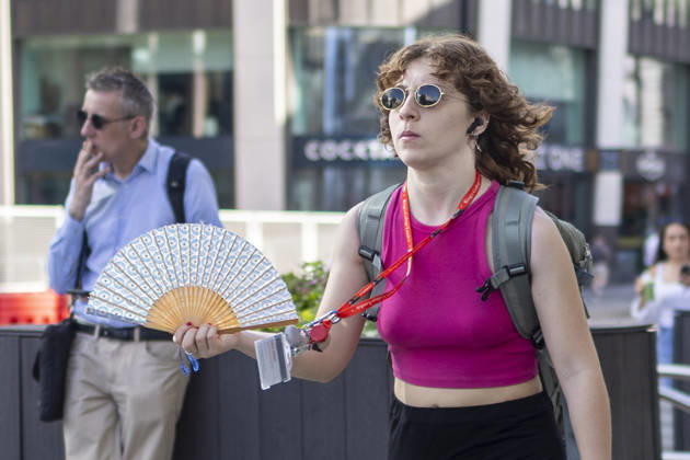 May 26, 2026, London, London, UK: London, UK. A commuter crossing London Bridge cools down with a folding fan. According to the weather office, it will be another fine and dry day. High of 35Ã‚Â°C. London UK  - ZUMAl94_ 20260526_zaf_l94_015 Copyright: xMarcinxNowakx